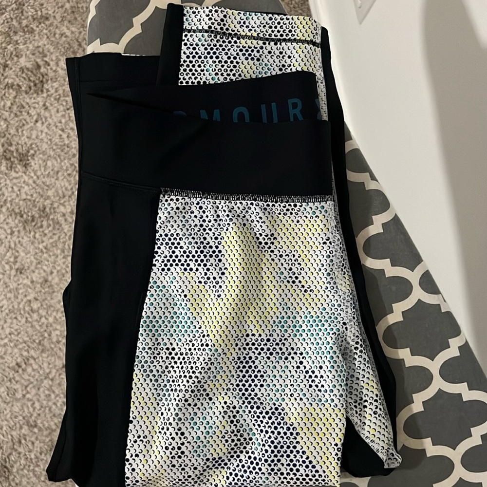 Women’s under armor leggings size extra large, excellent condition. Cropped.